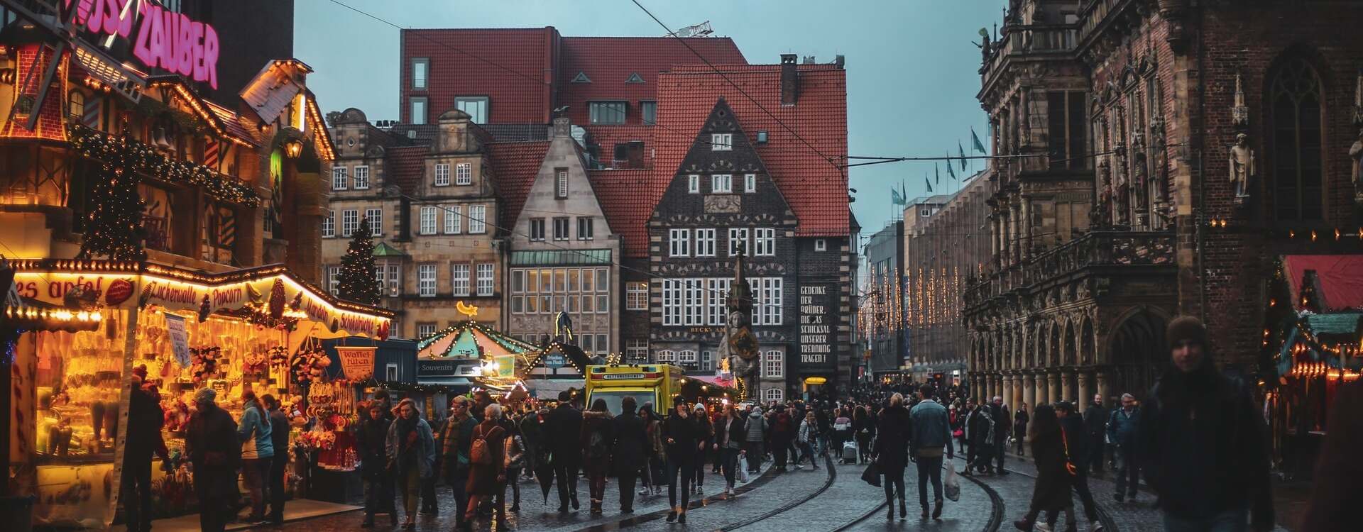 Fußgänger in Bremen die in der Straße laufen