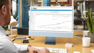 Mitarbeitender nutzt d PestScan-Dashboard zur digitalen Überwachung von Befallsmeldungen am Computer im Büro