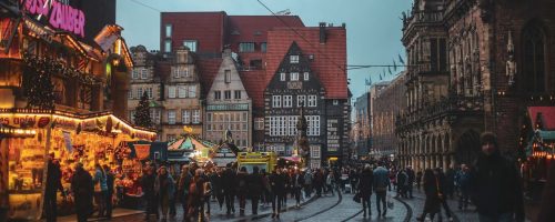 bremen-header-c&r-website Fußgänger in Bremen die in der Straße laufen