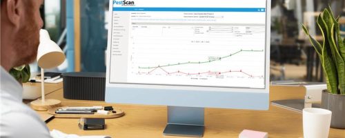 digitales-schaedlingsmonitoring-dashboard-pestscan Mitarbeitender nutzt d PestScan-Dashboard zur digitalen Überwachung von Befallsmeldungen am Computer im Büro